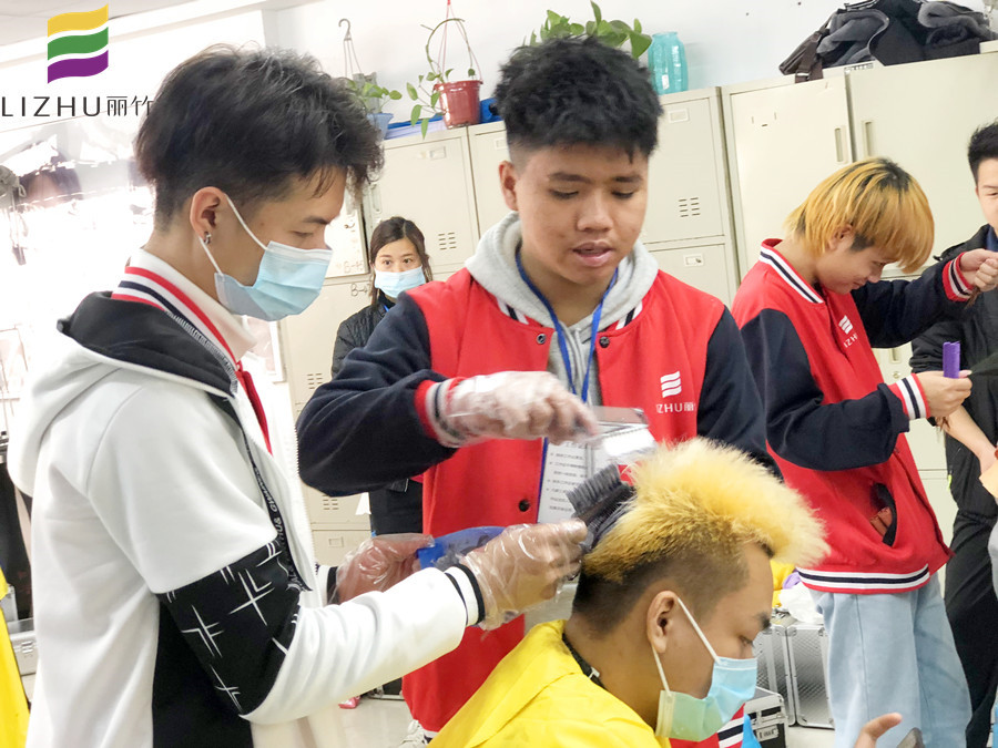 來(lái)南寧美發(fā)培訓(xùn)班，學(xué)專業(yè)染發(fā)技術(shù)