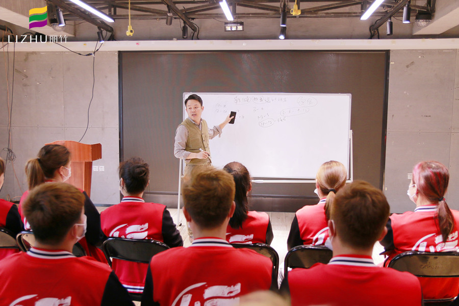 乾健·形象設計沙龍招人啦！廣西美發(fā)學校為你解決就業(yè)之憂