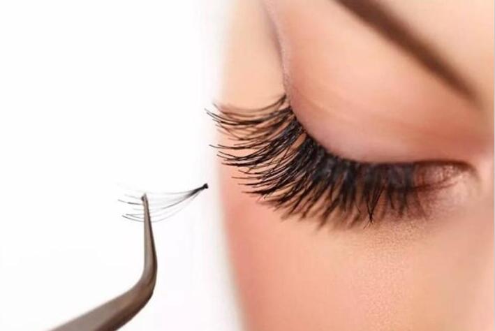 嫁接睫毛紅腫怎么辦？南寧美睫學(xué)校來幫你