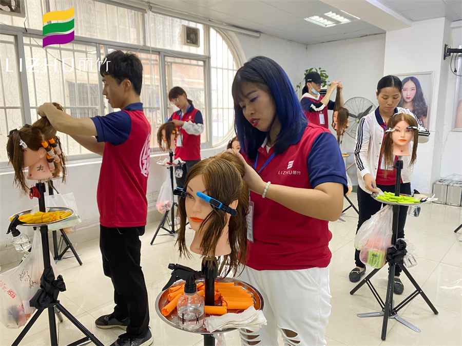 南寧學(xué)美發(fā)哪里的學(xué)費(fèi)便宜？南寧美發(fā)學(xué)校哪里比較專業(yè)？