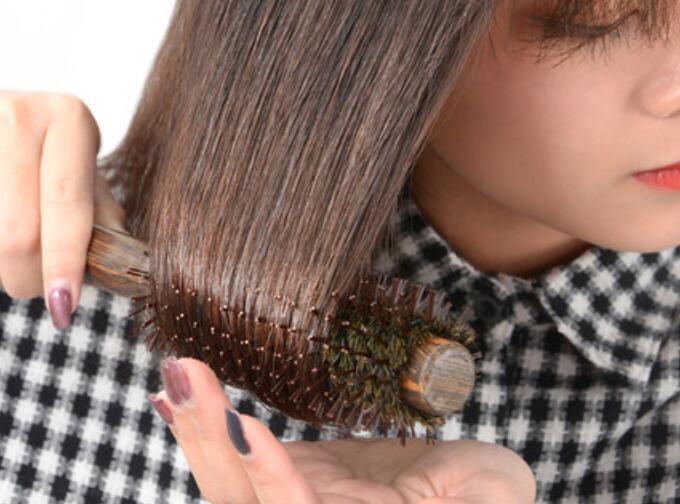 如何快速清理卷發(fā)梳上的頭發(fā)？廣西美發(fā)培訓班教你