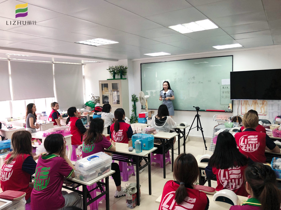 南寧學美甲好就業(yè)嗎？看看我們翌航美甲店就業(yè)專場吧