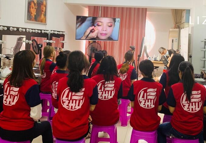 南寧化妝學校教你專業(yè)眼影畫法