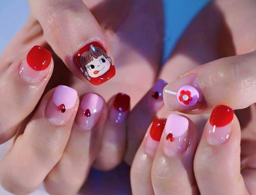 想要美甲鑲鉆貼的牢？跟著南寧專業(yè)美甲學校學就對了