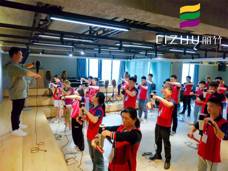 美發(fā)吹風造型教程，廣西師資強的美發(fā)學校找到了