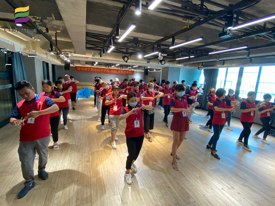 廣西專業(yè)美發(fā)學校教你女士剪發(fā)手法