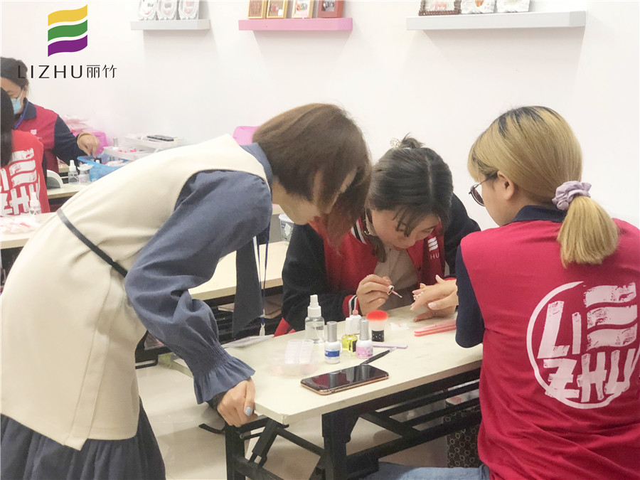 到廣西美甲學校課堂去看美甲入門基礎步驟練習