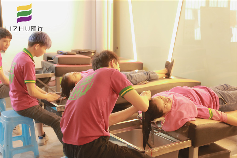 南寧哪里可以學(xué)美發(fā)？看看麗竹學(xué)校洗護(hù)就知道