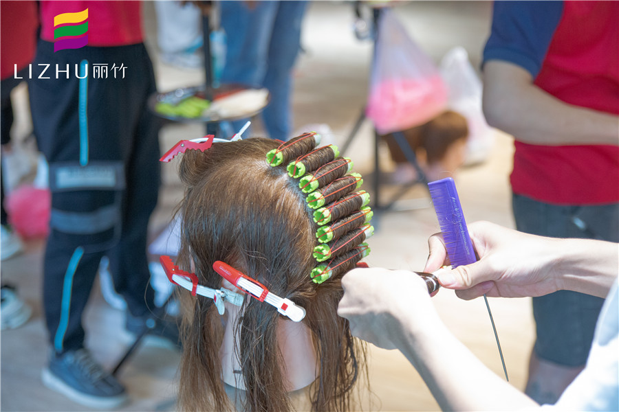 國際標(biāo)準(zhǔn)杠怎么上？快來廣西美發(fā)培訓(xùn)班學(xué)習(xí)下