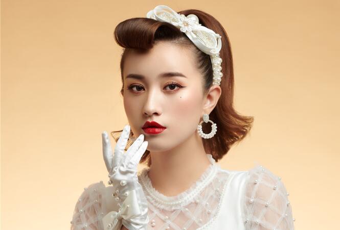 復(fù)古迪斯科妝容造型，廣西化妝學(xué)校這款造型愛了嗎？