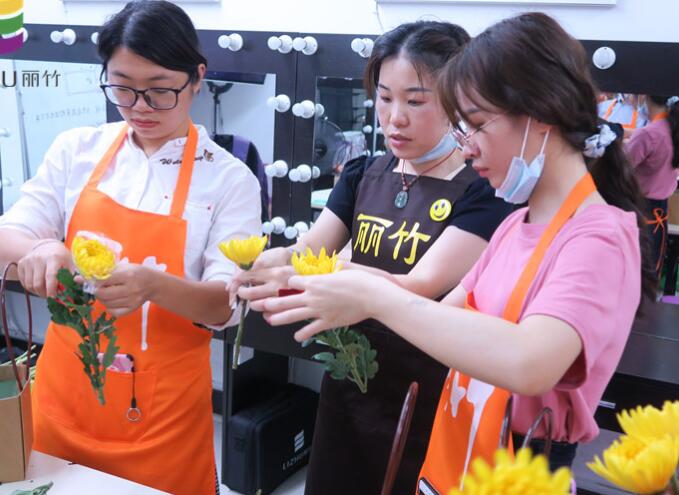 插花如何進行色彩搭配？南寧花藝培訓班來教你