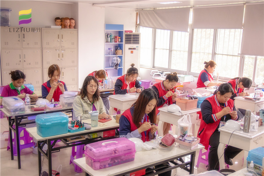 學(xué)美甲需要什么條件？南寧美甲培訓(xùn)學(xué)校為你解答