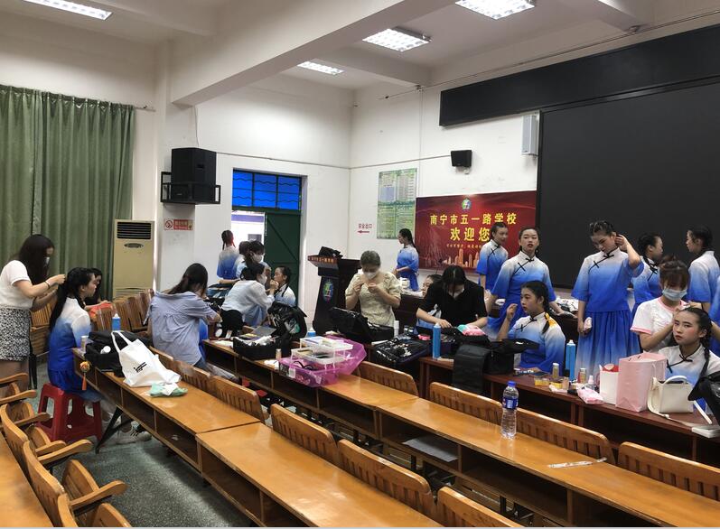 南寧化妝學(xué)校外出實(shí)踐，受到演員比心點(diǎn)贊