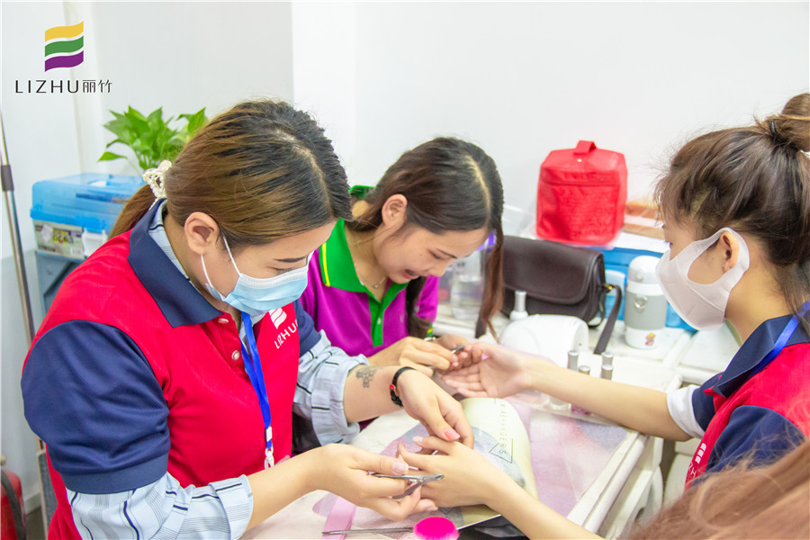 美甲怎么修剪死皮？來(lái)南寧美甲培訓(xùn)班看看就知道啦