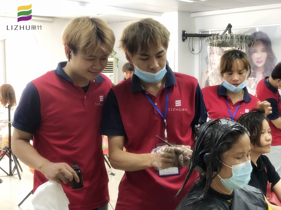 涂抹染膏的技巧，南寧美發(fā)師培訓(xùn)必須課程