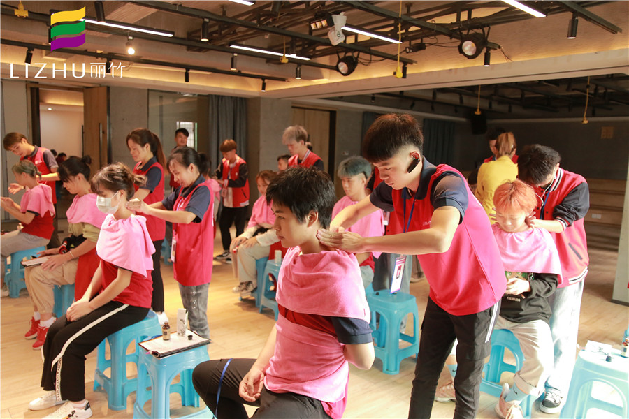 學(xué)美發(fā)為什么要學(xué)按摩？南寧專(zhuān)業(yè)美發(fā)學(xué)校告訴你