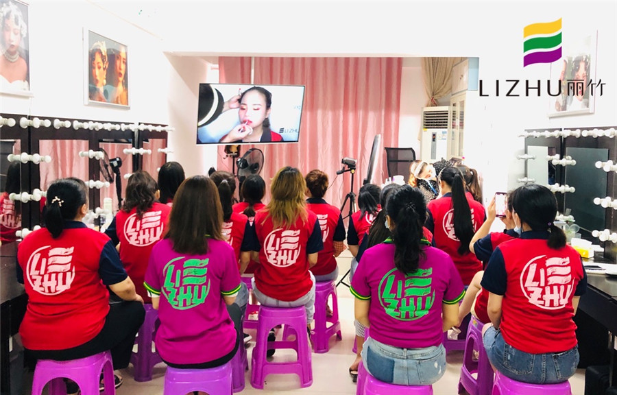 跟著南寧化妝學校學，新手也能畫出驚艷的唇妝