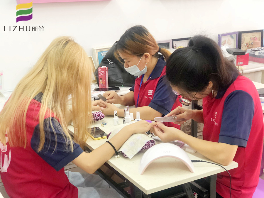 美甲新手修甲型的技巧，南寧美甲學校統(tǒng)統(tǒng)告訴你