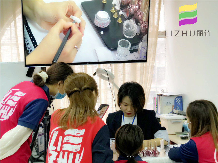 來廣西美甲培訓(xùn)班學(xué)美甲，重找生活目標(biāo)