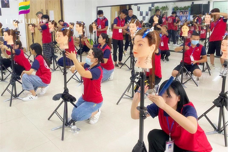 想知道美發(fā)水平線修剪技巧？來廣西美發(fā)學(xué)?？纯?>
								
								<span id=