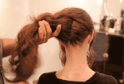 廣西正規(guī)美發(fā)培訓(xùn)學(xué)校告訴你頭發(fā)分叉怎么辦