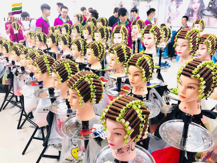 南寧美發(fā)培訓機構課堂：國際標準杠課堂練習