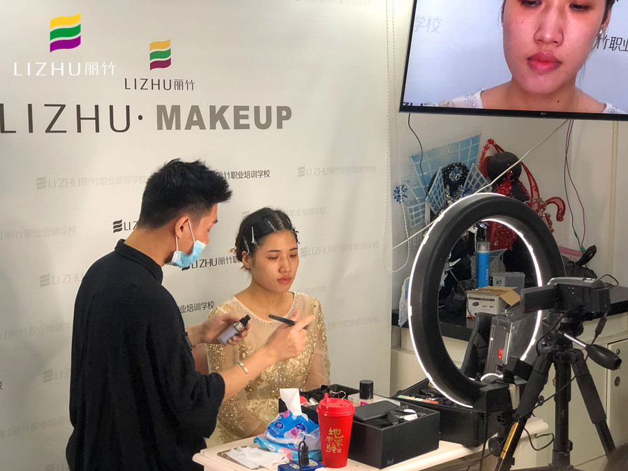 麗竹化妝學(xué)校提示：愛化妝的你必須要知道！