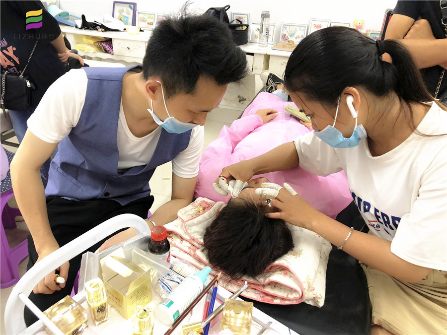 南寧紋繡學校：5個決定成敗的嫁接睫毛的細節(jié)