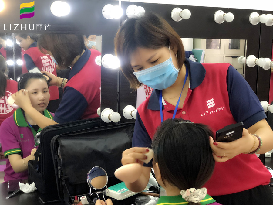 廣西美妝學(xué)校辯證：化妝對(duì)皮膚的傷害很大嗎？