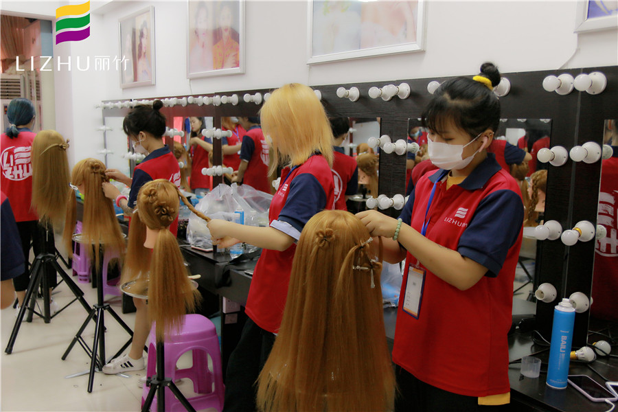 幸運草森系編發(fā)，快來廣西彩妝造型學校學習下