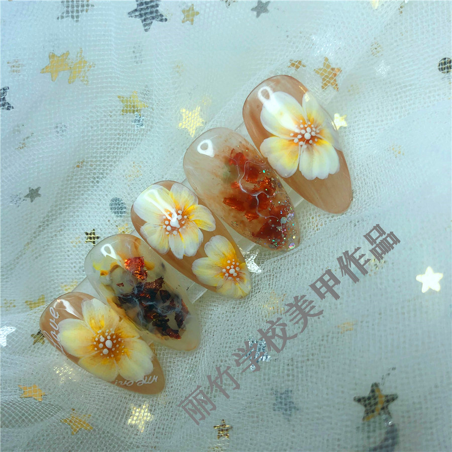 南寧學(xué)美甲的培訓(xùn)學(xué)校課程：什么是縮膠？