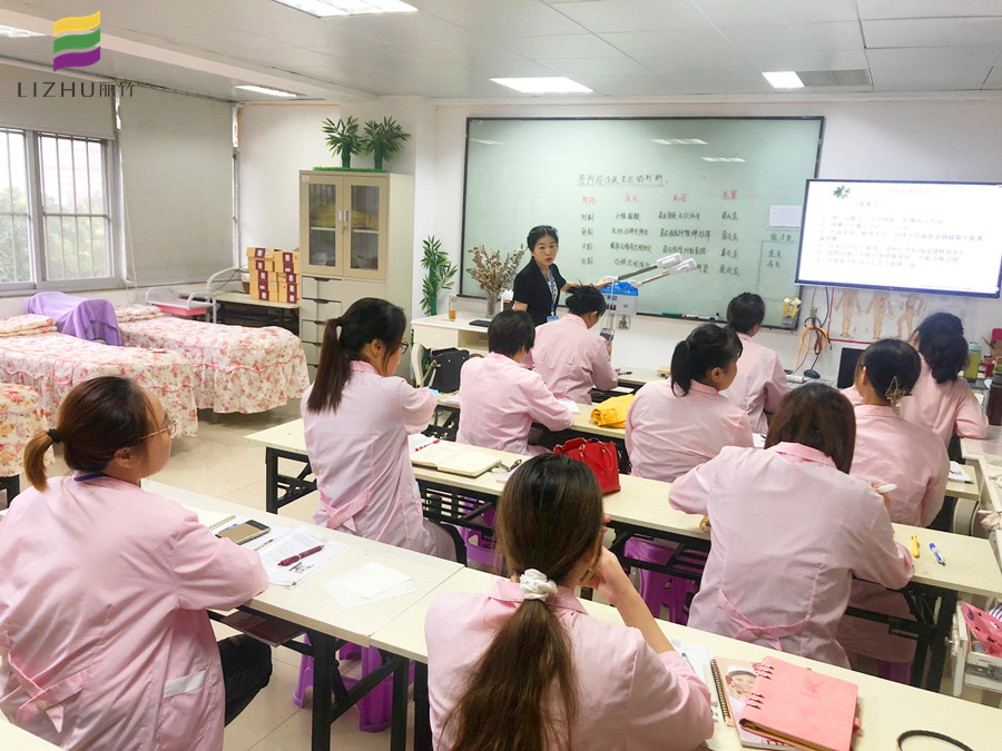 快來和南寧美容培訓班學習噴霧儀的使用方法