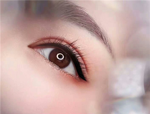 想知道紋美瞳線的技巧？到廣西紋繡培訓(xùn)中心學(xué)