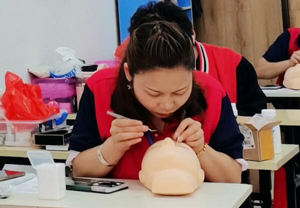 南寧專業(yè)美睫培訓(xùn)學(xué)校：學(xué)美睫有前途嗎？