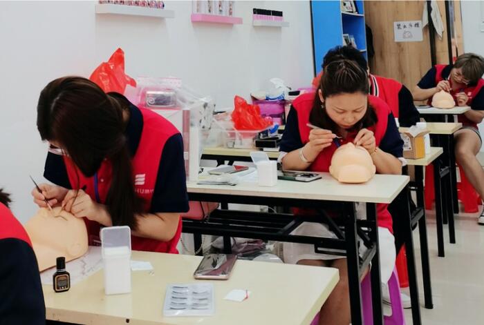 南寧美睫培訓(xùn)學(xué)校，學(xué)專(zhuān)業(yè)美睫技術(shù)