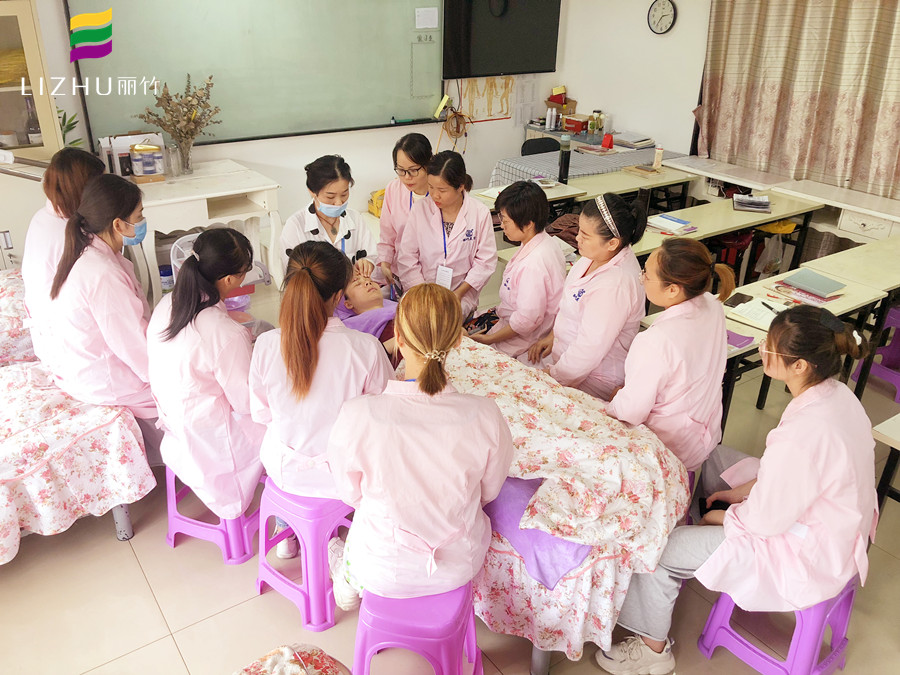 日常眼部保養(yǎng)怎么做？廣西正規(guī)美容學校給你支招