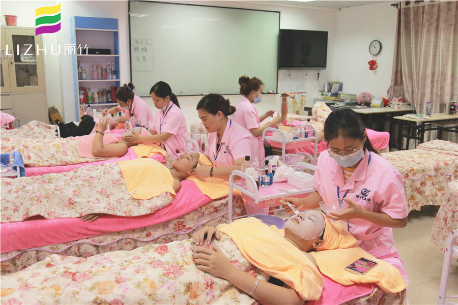 混油皮和混干皮的區(qū)別？廣西人氣高美容學校幫你解答