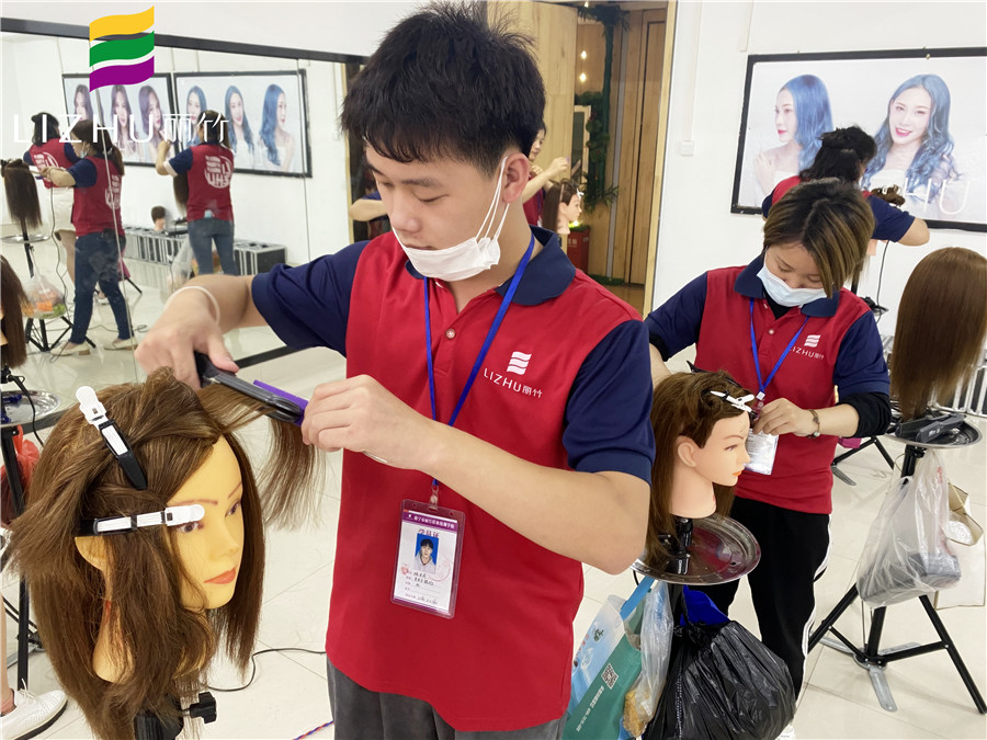 廣西技術(shù)好的美發(fā)學校分享美發(fā)夾板拉直技巧