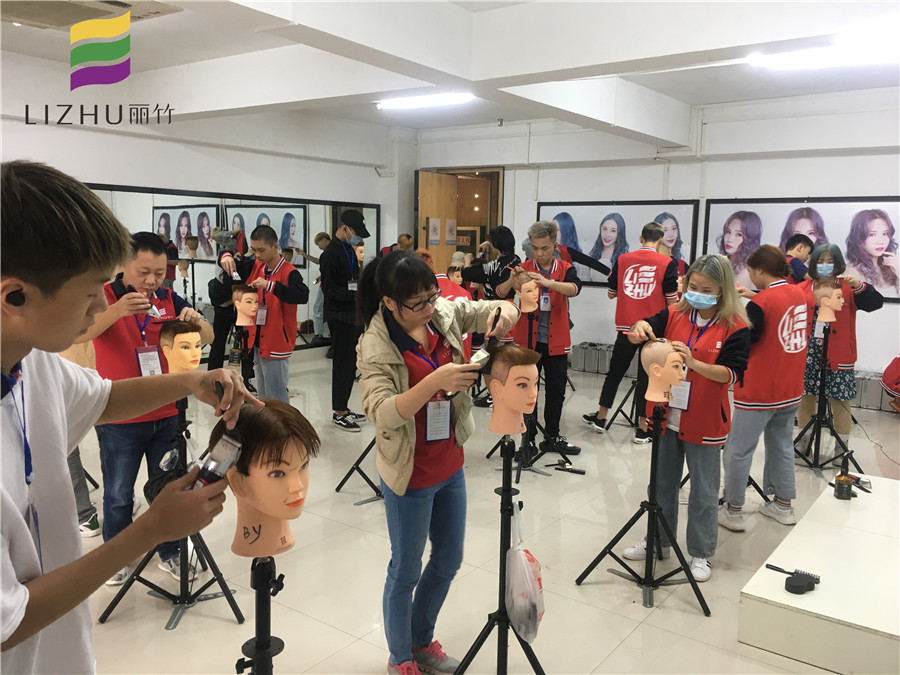 南寧美發(fā)師培訓(xùn)課堂練習：推剪的使用