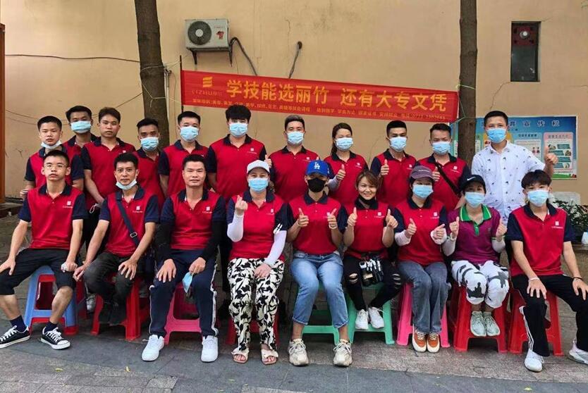 南寧美發(fā)學校外出實踐為居民義務(wù)理發(fā)