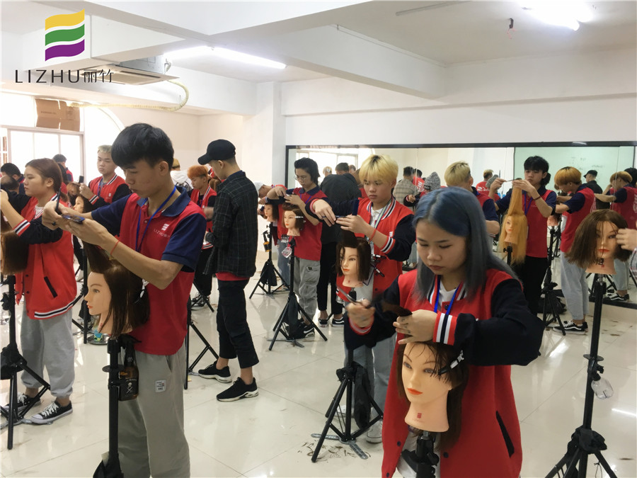 南寧美發(fā)培訓課程：短發(fā)很蓬松怎么辦