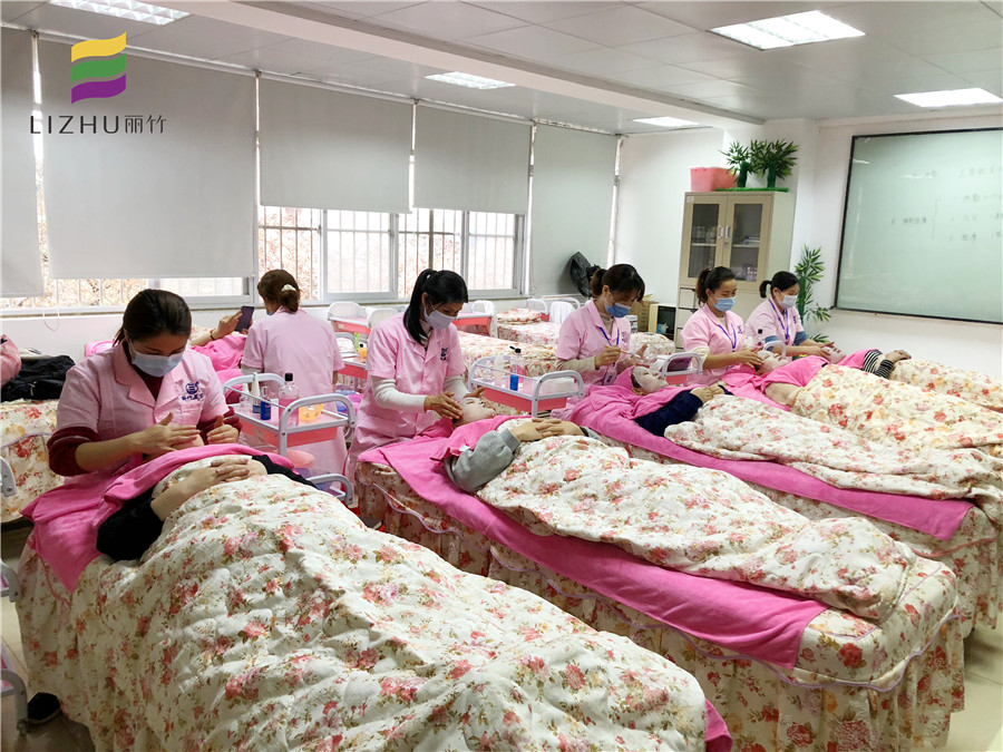 分享敷面膜的隱藏知識，看?南寧哪家美容學校專業(yè)