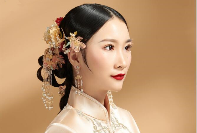 簡(jiǎn)約秀禾新娘造型，看南寧化妝學(xué)校哪家有實(shí)力