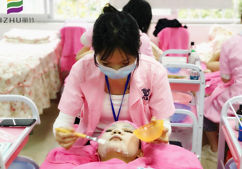 怎么做面部水療？廣西美容課堂上課教你