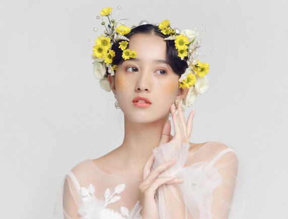 秋天適合哪種口紅色系？廣西專業(yè)化妝培訓(xùn)給你列清單