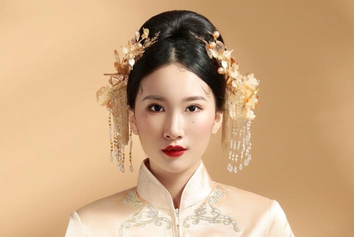 看中式新娘造型魅力，感受南寧化妝學(xué)校實(shí)力