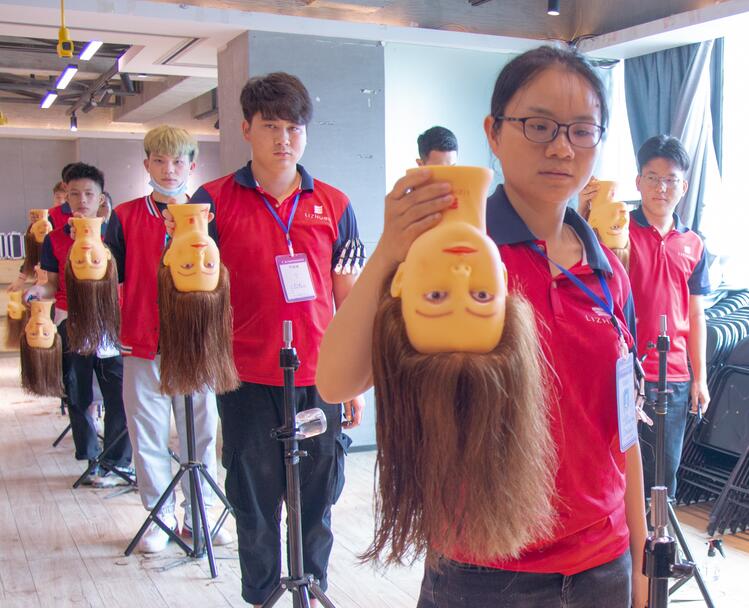 假頭如何梳理頭發(fā)？來(lái)廣西美發(fā)學(xué)習(xí)中心學(xué)習(xí)