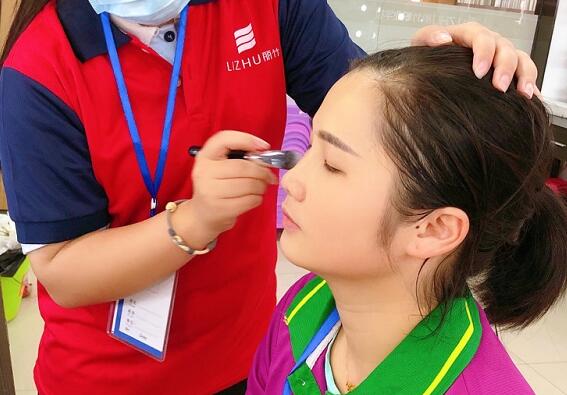 學(xué)刷子涂粉底液教程，知道廣西化妝學(xué)校哪家專(zhuān)業(yè)