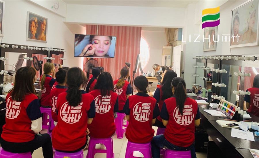 南寧化妝培訓(xùn)學(xué)什么？大地色漸變畫法教程