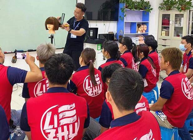 怎么剪平劉海？南寧專業(yè)美發(fā)學(xué)校課堂實操